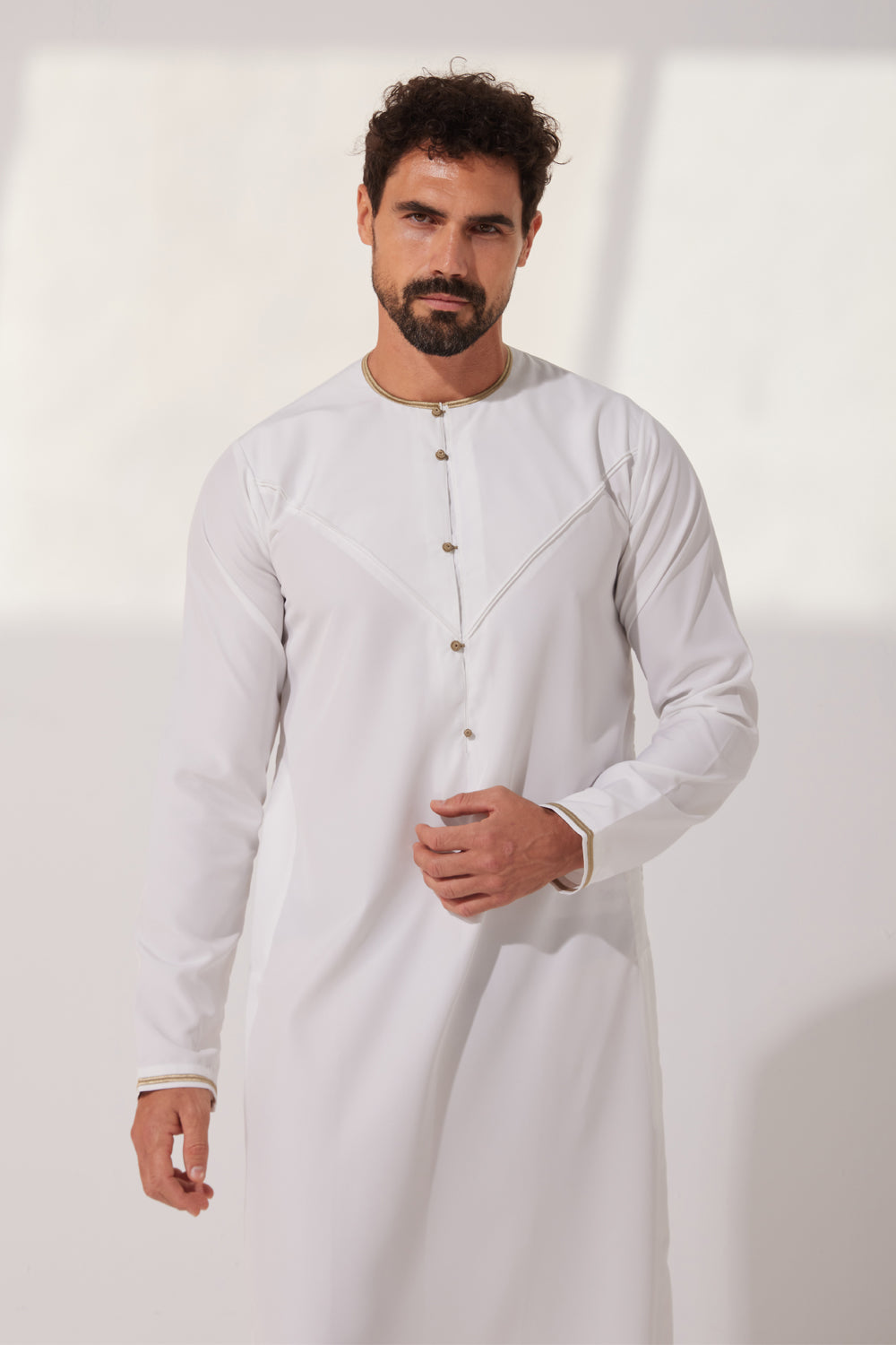 white and gold emirati 1