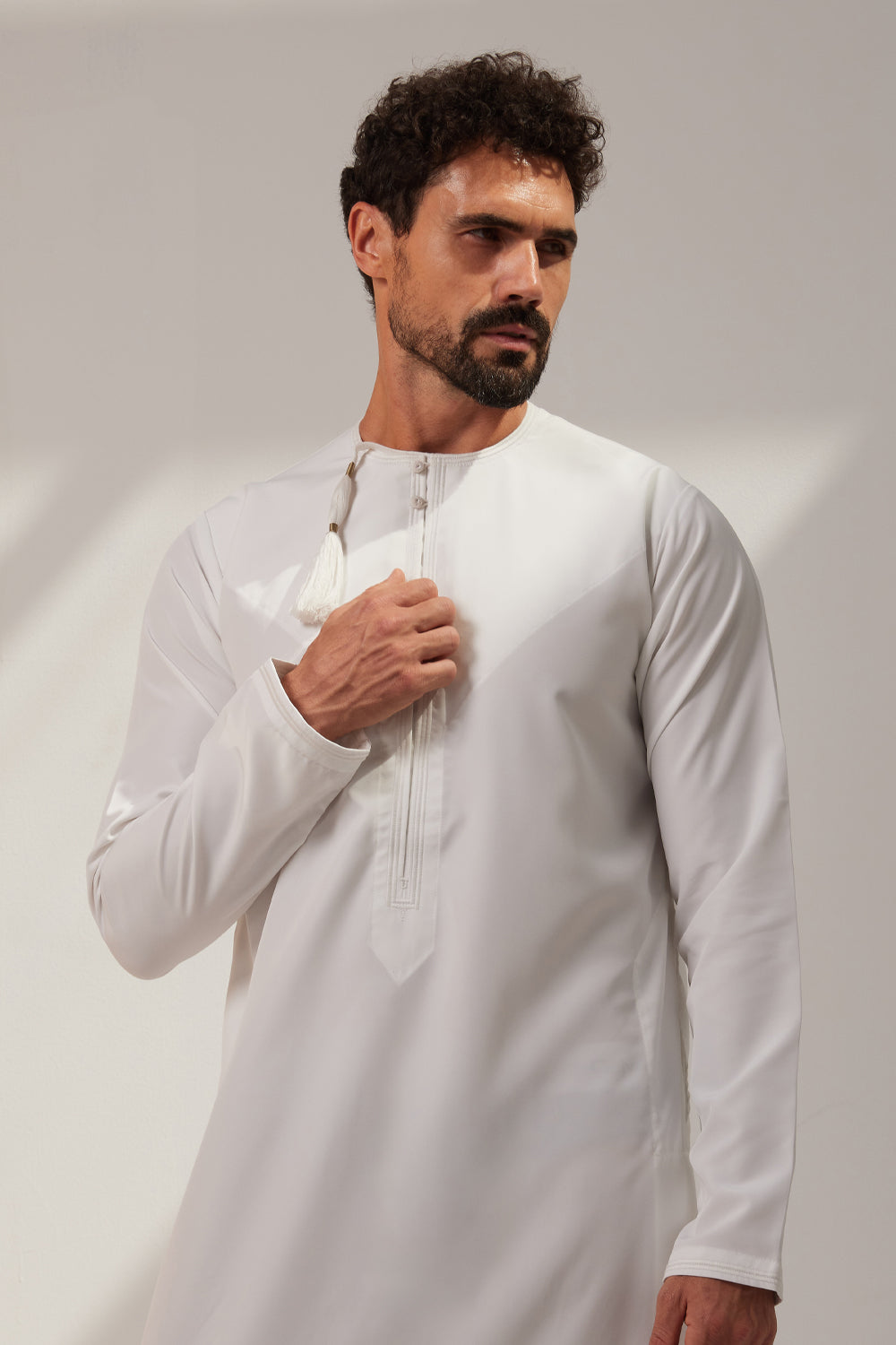 white and gold omani 2