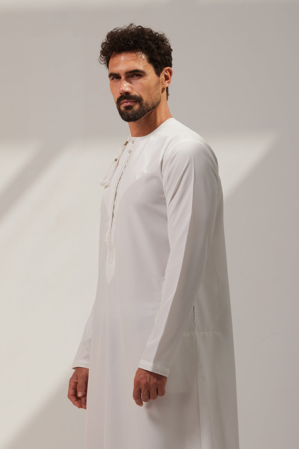 white and gold omani 4