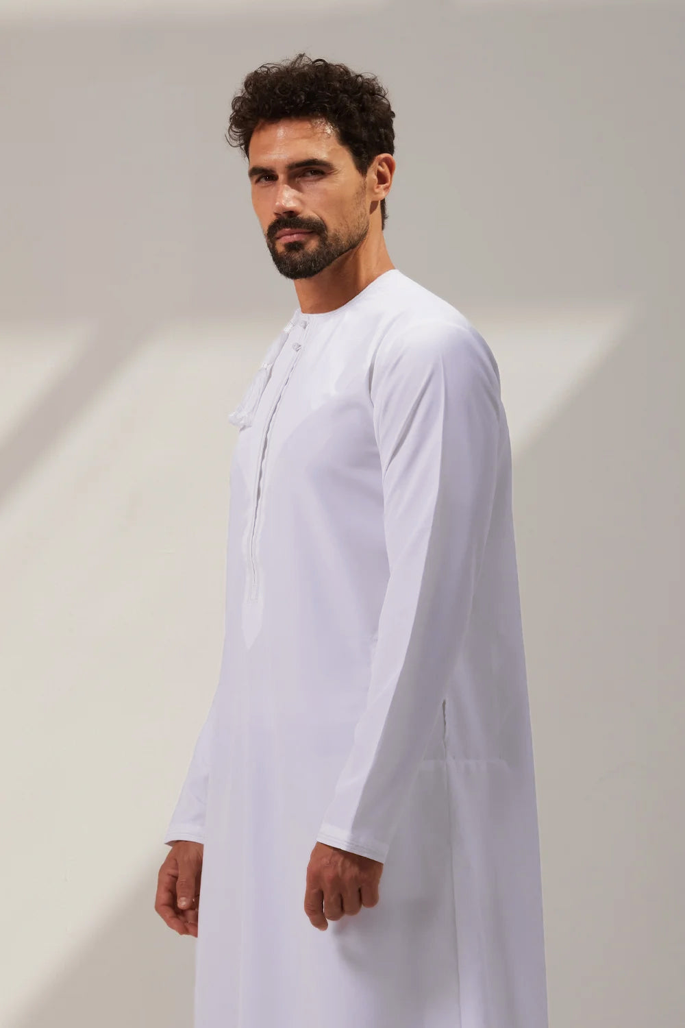 white and gold omani 4